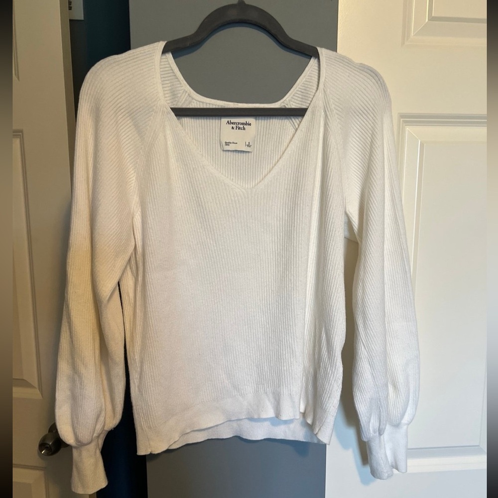 White V neck ribbed Abercrombie sweater